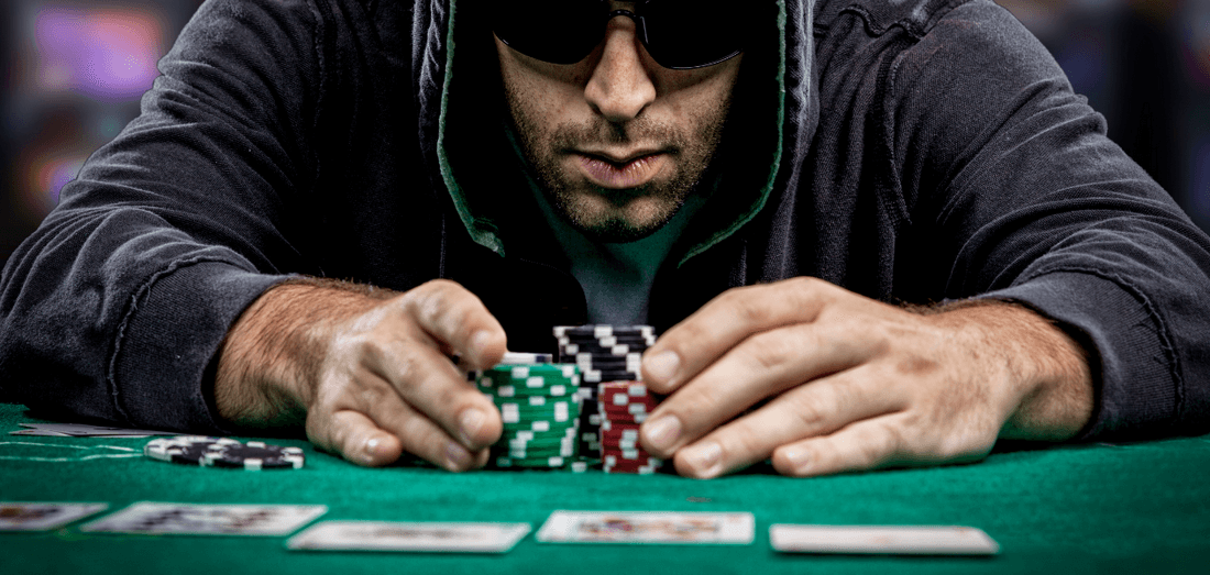 ¿Cómo se puede saber si alguien miente en el póquer?